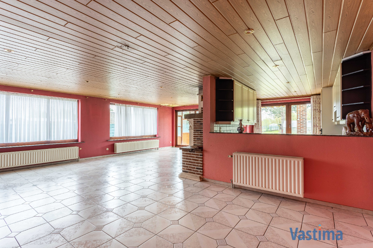 Immo Vastima - Huis Te koop Nieuwerkerken - Ruime halfopen bungalow met grote kelder, 3 slaapkamers en zonnige tuin